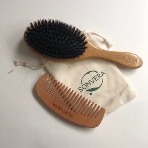 Sonvera hairbrush and comb